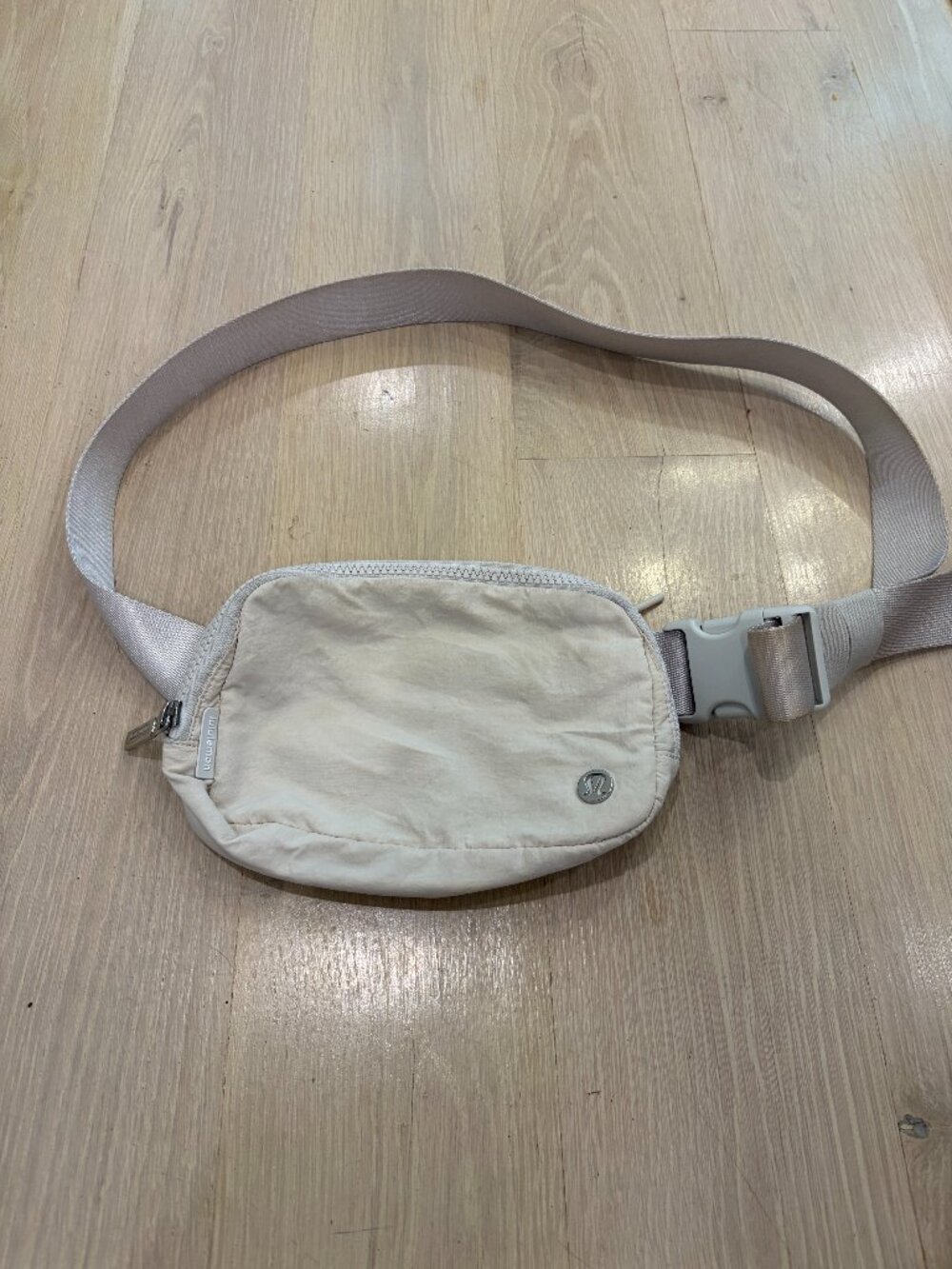 Lululemon Everywhere Cream Adjustable Belt Bag with inner and outer pockets EUC